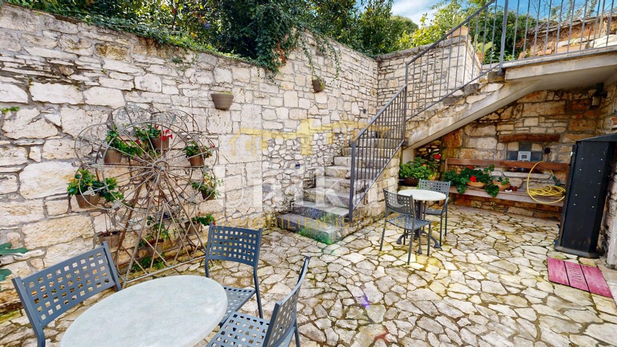 Čudovita posest z dvema kamnitima hišama in bazenom